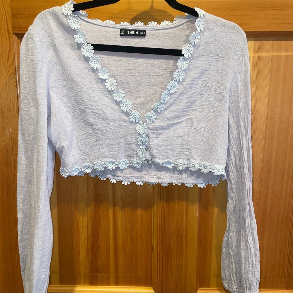 SHEIN White and Blue Floral Accent Crop Top